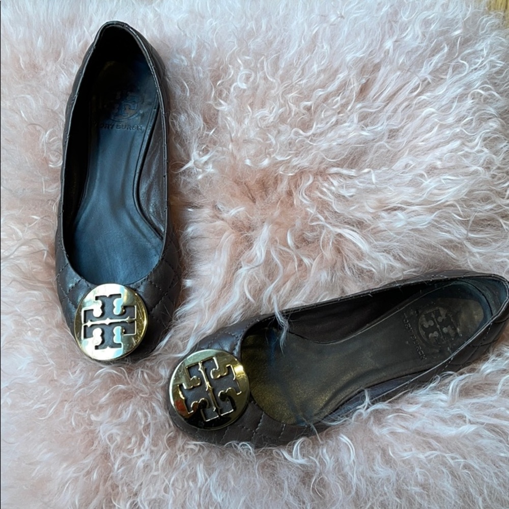 Tory Burch Quinn quilted chocolate logo flats sz 5
